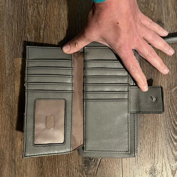 Relic wallet/wristlet - Picture 3 of 10